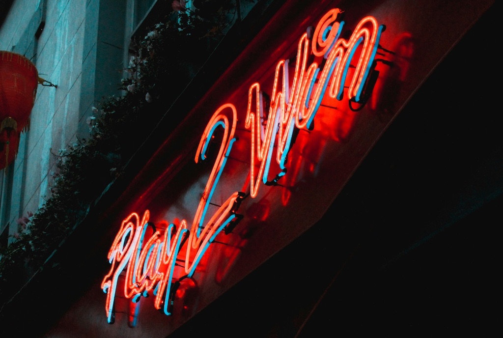 Neon sign: Play 2 Win
